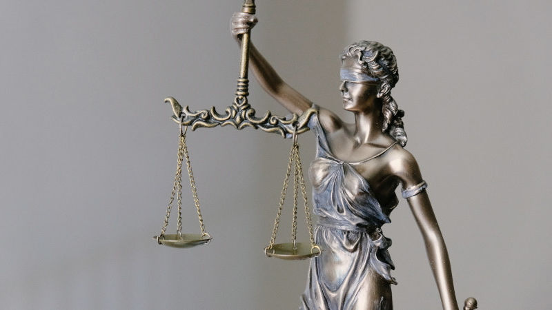 Программа поощрения сотрудников юридической компании на основе блокчейна